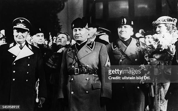Nach der Ankunft auf dem Bahnhof in Rom;in der Gruppe Göring, EddaGräfin Ciano, Tochter Mussolinis undEhefrau des italienischen...