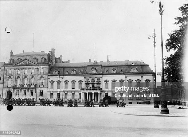 Wiederhissung der franzoesischen Flagge auf dem Dach der Botschaft am Pariser Platz in Berlin unter deutscher Ehrenbezeigung: Vorbeimarsch einer...