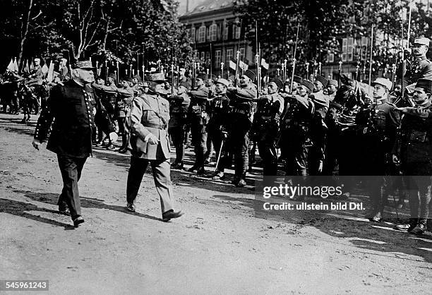 Offizier Frankreich Chef Des GeneralstabsJoffre inspiziert mit Marschall Ferdinand Foch farbige französische Truppen- undatierte Aufnahme