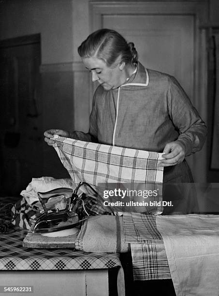 Huebner, Martha Rundfunksprecherin, Komikerin, Dbei der Hausarbeit, bügeln- 1938Aufnahme: Bankhardtveröffentlicht Sieben Tage 12/1938