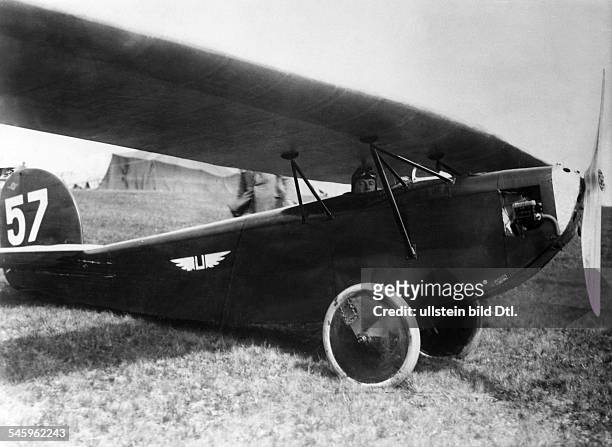 Ernst Udet, officer, aviator, Germany - on his plane "Kolibri", undatiert