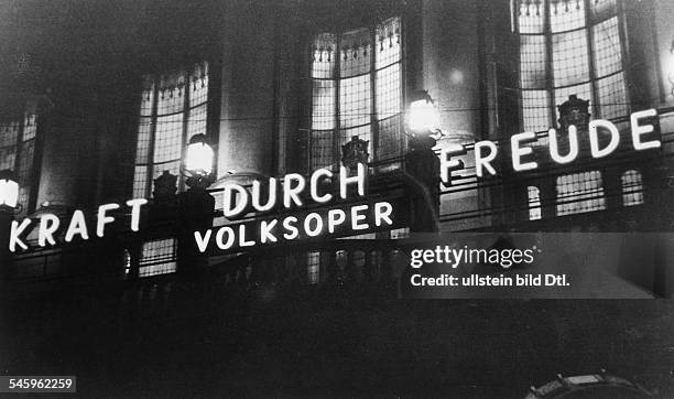 Umbenennung des Theaters in 'Volksoper' :Leuchtschrift 'Kraft durch Freude'- Aufnahme 1937