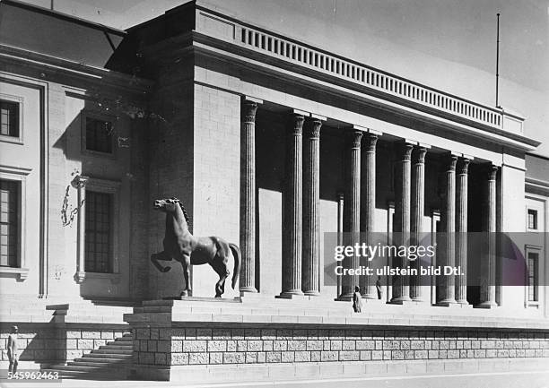 Berlin, Reich Chancellery: Model of the new building, designed by Albert Speer: Partial view of the middle wing of the garden side; model for the...