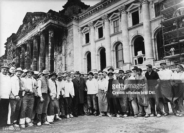 Germany, Berlin, Reichstag: Theodor Heuss visiting the reconstruction.