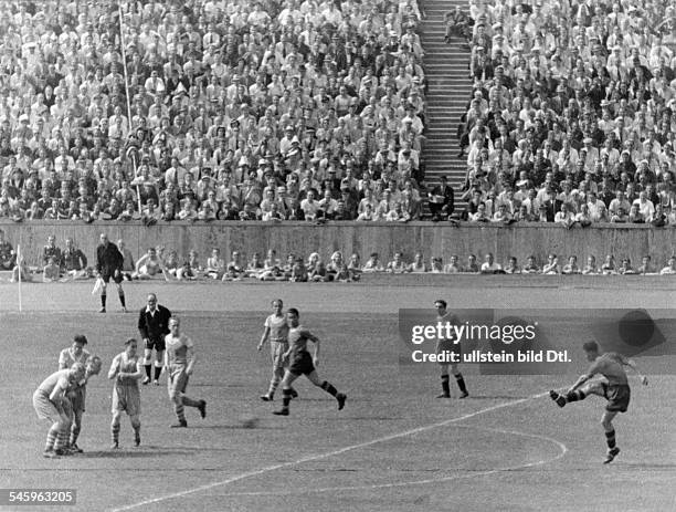 German war championship final in Berlin in the presence of 95.000 spectators: Rapid Wien - Schalke 04 - 20m distance free kick of Franz 'Bimbo'...