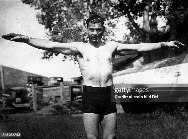 Jack Dempsey, *24.06.1895-+, boxer, USAwith arms wide open, showing his span of 73 inch, date unknown, probably 1920ies, photo by Walter Gircke
