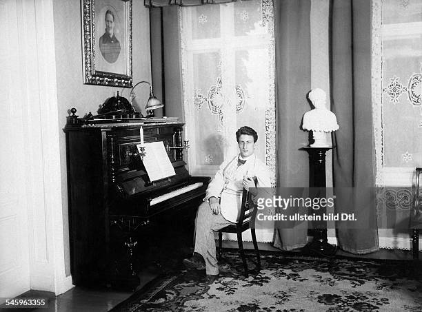 Sylvester Schäffer Jr.*22.01.1885-1949+ Artist, Akrobat, Jongleur, Schauspieler, Dsitzt am Klavier- 1909Foto: Conrad HünichFoto ist Teil einer Serie.