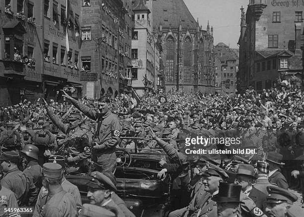 Adolf Hitler nimmt in der NürnbergerAltstadt den Vorbeimarsch der SA ab;links neben Hitler auf dem TrittbrettFranz Pfeffer v. Salomon,...