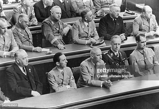 Die Regierungsbank in der Kroll-Operwährend der Rede Adolf Hitlers über fünfJahre nationalsozialistischerRegierungszeit; in der ersten Reihe...