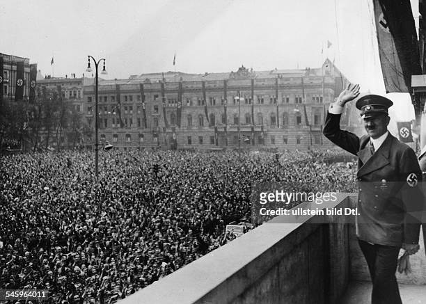 Hitler returning to Berlin after the having signed the Munich agreement, Adolf Hitler on the balcony of the Reichskanzlei greeting the crowd at...