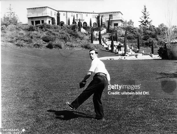 Keaton, Buston - Comic actor, USA - *04.10.1895-+ playing baseball in the backyard of his Hollywood estate - published in Jan./1931 - Vintage...