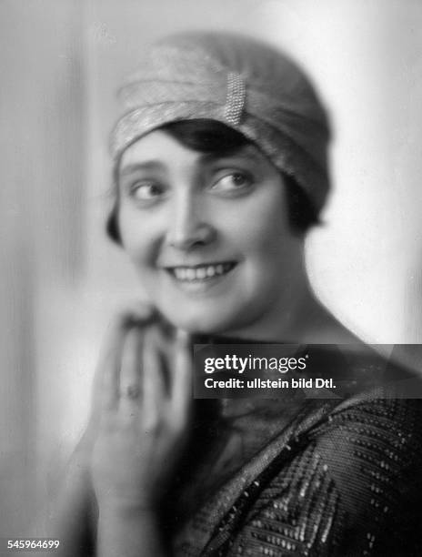 Martha Maria Newes*18.03.1894-+Schauspielerin, DPorträt mit Kappe- undatiert Foto: Atelier Lotte Jacobi