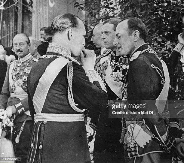 König von Griechenland 1947-1964- Hochzeit mit Friederike Louise von Braunschweig: Hochzeitsgäste v.l. Prinz August Wilhelm von Preussen, König Georg...