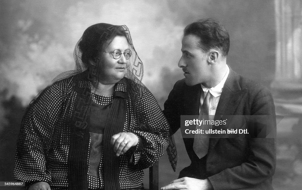 Jacobo Sureda, (*1901-1935+) painter, poet, Majorca / Spain, with German gallery owner Johanna Ey (*04.03.1864-27.08.1947) in Palma, April 1927 published in Querschnitt 12/1928