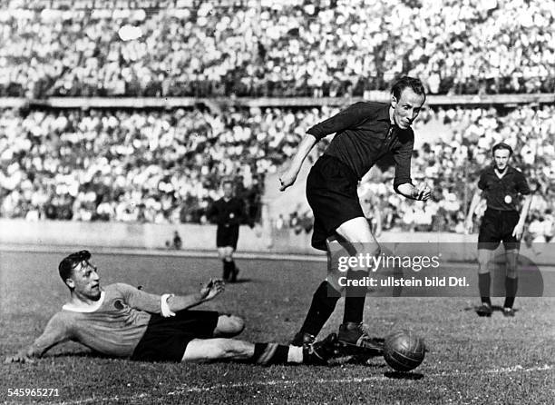 Halbfinale um die Deutsche Meisterschaft: Rapid Wien - Dresdner SC1:2 n.V.- Helmut Schön spielt den WienerVerteidiger Wagner aus- Juli 1940