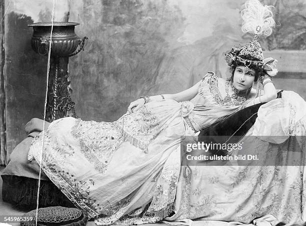 Miss May Goelet, Mary Wilson -Innes-Kerr, Duchess of Roxburghe, in a fancy dress, date unknown, probably 1903, published in 'Berliner Illustrirte...