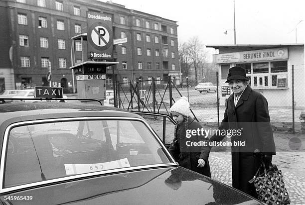 Das Kind Angelika Kurtz verabschiedet sich von seiner Grossmutter Luise Seltmann in West-Berlin und steigt in ein Auto, um auf einen Besuch zu ihrer...