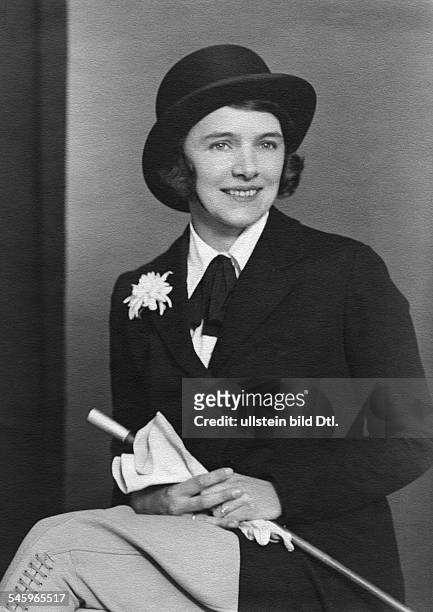 Porträt in Reitkleidung mit Melone- undatiertveröffentlicht: Dame 15/1931Foto: Olsen