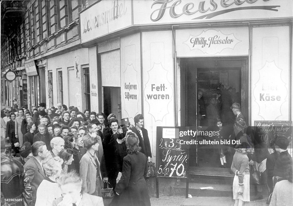Germany, Post War Years Food supply in Berlin 1945-49 Run on the shops after the end of the food rationing in Berlin - 20.05.1949 Identical with image no 25526 and 102360