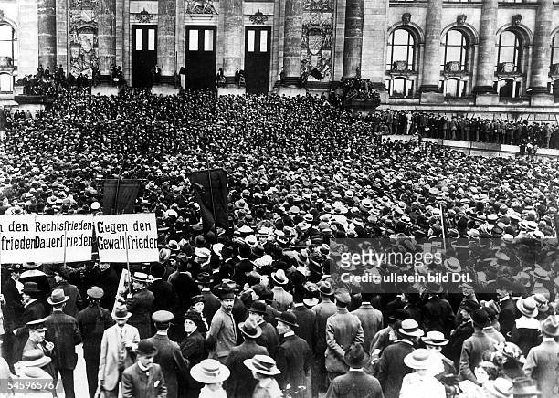 Demonstration gegen den Versailler Vertrag vor dem Reichstagsgebäude