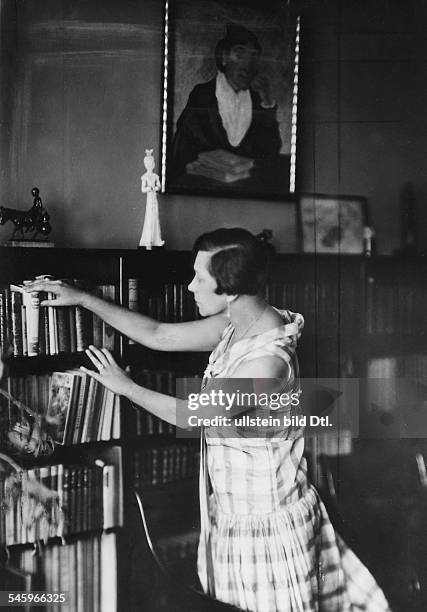 Durieux, Tilla *18.08.1880-+Schauspielerin, Oesterreich- Halbportrait, in ihrem Wohnhaus- undatiert Foto: Lotte Jacobi