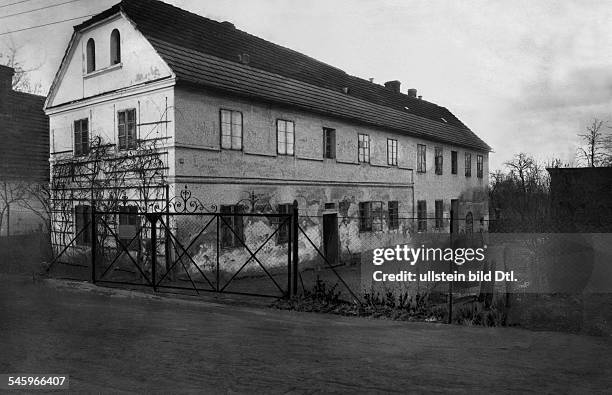 Denke, KarlMassenmörder, DDenke ermordete 26 Männer und 5 Frauen. Bei ihm fand man Behälter mit gepökeltem Menschenfleisch.Das Wohnhaus des...