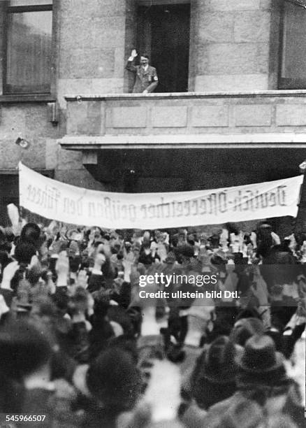 Nach der Sitzung in der Kroll-Oper: AdolfHitler grüsst vom Balkon der Reichskanzleizur Menge auf dem Wilhelmplatz; Inschriftauf dem Transparent:...