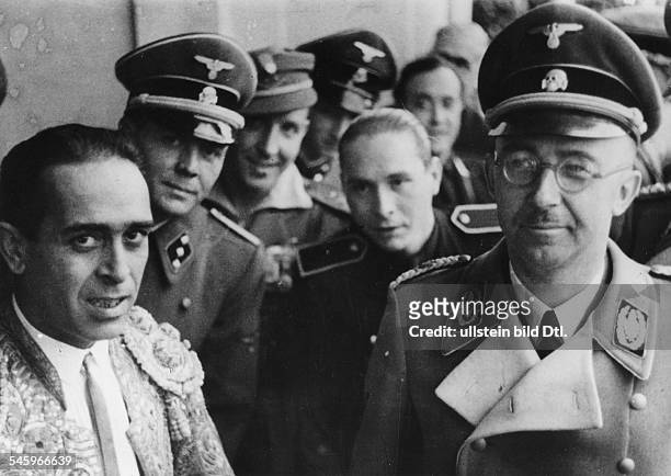 Reichsführer SS Heinrich Himmler nach demBesuch eines Stierkampfes in Madrid mitdem siegreichen Torero