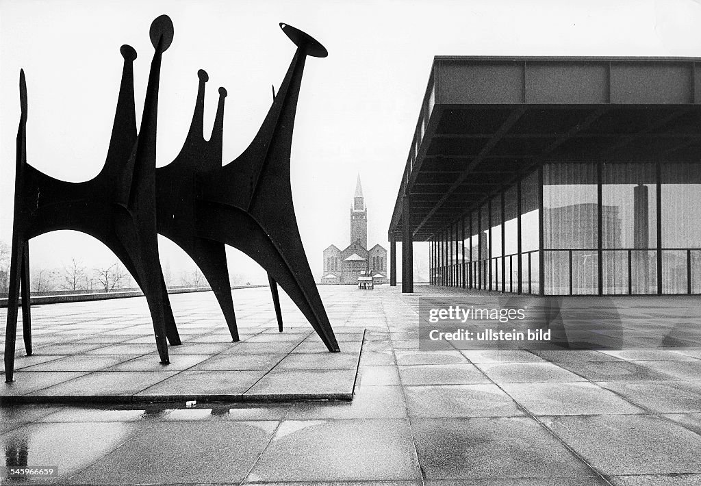 Berlin Neue Nationalgalerie - Ansicht mit St. Matthäi-Kirche und einer Plastik von Alexander Calder