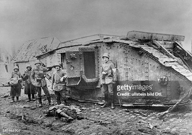 Theatre of war , western front 1917, Battle of Cambrai 20.11.-: German soldiers in front of a broken down British tank "Mark IV" at the outskirts of...