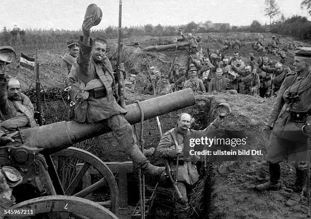 Theatre of war , western front : Belgium-France august-september1914 :German artillery position - soldiers during break of combat. No further...
