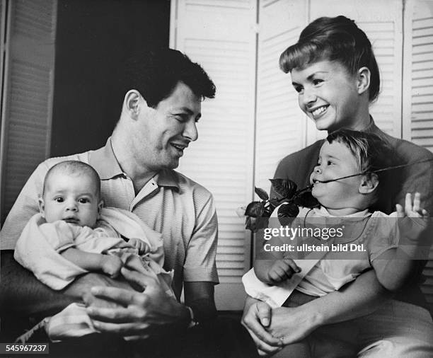 Debbie Reynolds*-Schauspielerin, USA- mit Ehemann Eddie Fisher und den gemeinsamen Kindern Carrie und Todd- 1958