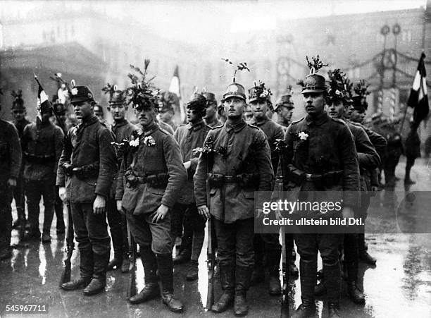 Germany Free State Prussia Berlin Berlin Weimar Republic: Reception of frontline troops Ligth Infantry Division in Berlin at the Pariser Platz:...