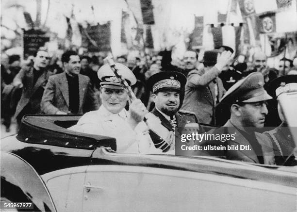 Nach der Ankunft in Tripolis: Hermann Göring und Marschall Italo Balbo, Gouverneur von Libyen , im Wagen bei der Fahrt durch die Strassen der Stadt