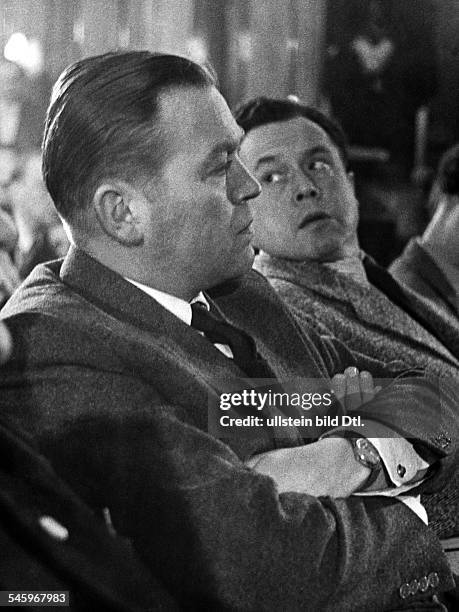 John, Otto *-+Jurist, Dauf einer Pressekonferenz in Ost-Berlin- 1954