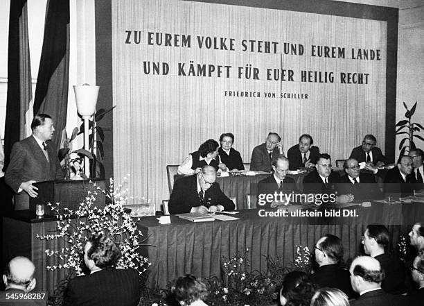 John, Otto *-+Jurist, DPraesident Bundesamt für Verfassungsschutz 1950-54- Rede waehrend der Tagung des Nationalrates der DDR in der Akademie der...