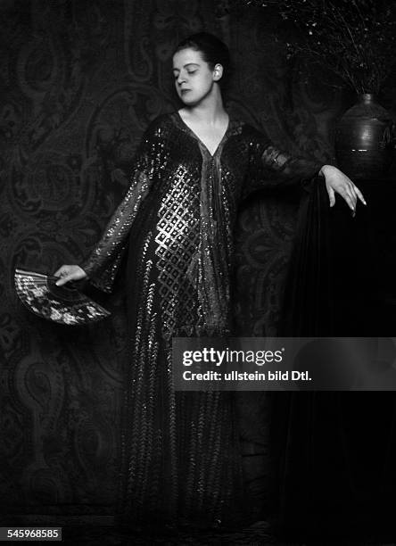 Actress Maria Welfers wearing an evening gown. Picture by Karl Schenker, 1919