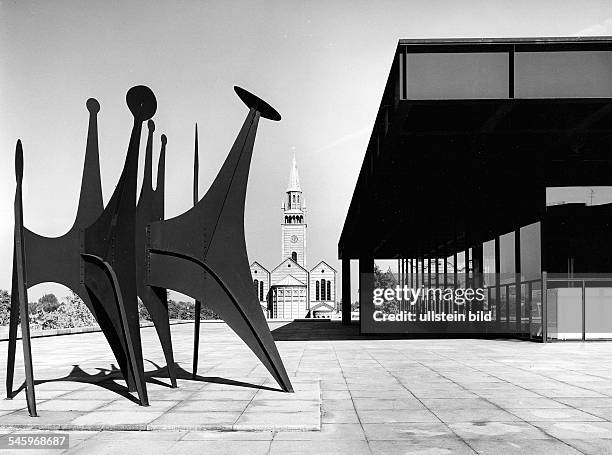 Aussenansicht mit St.Matthäi-Kircheund einer Plastik von Alexander Calder- 1973
