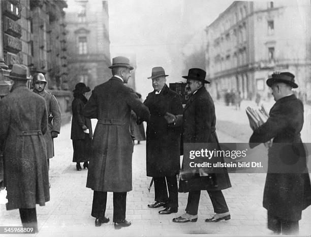 Erich Ludendorff begrüsst den MünchenerPolizeipräsidenten Pöhner vor demVerhandlungsgebäude. Neben Ludendorff:sein Rechtsanwalt Lütgebrune, ganz...