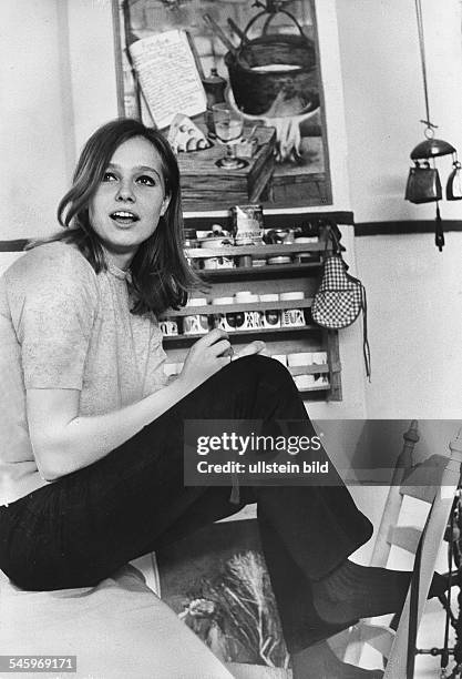 Renzi, Eva *-+Schauspielerin, D- Ganzkoerperaufnahme, sitzt auf einem Tisch- 1966veröff. BM
