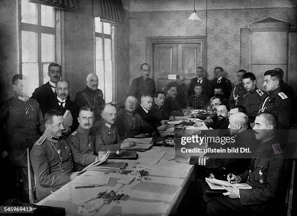 Peace negotiations Brest-Litowsk 03.12..1918 - Cease-fire negotiations : The conference room during the negotiations - to the right the russian...