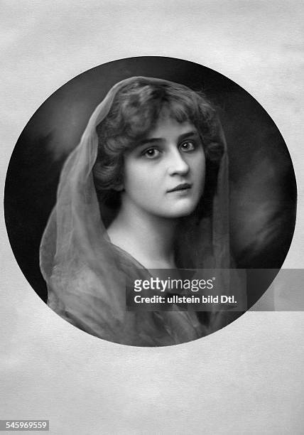 Schauspielerin, DPortraitveröffentlicht: Dame 51/1913Foto: Sandau, Ernst