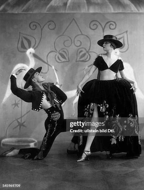 Tänzerin Dmit Ipsen Andre in der Revue `Harem auf Reisen` bei einem spanischen Tanz - im Theater von Rudolf Nelsonveröffentlicht BIZ 44/1924Aufnahme:...