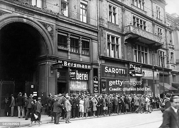 Great Depression 1929-32: BANK PANIC, 1931. /Crowd outside of the "Postscheckamt Berlin", Germany, during the financial crisis after the collapse of...