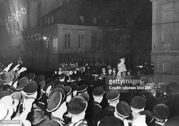 Vor der Sitzung des Reichstages: AdolfHitler fährt von der Reichskanzlei ab