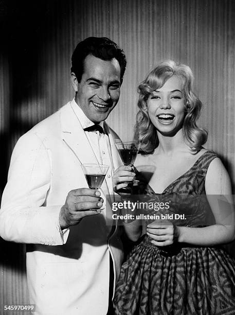 Page, Ilse - Actress, Germany - *- toasting with film partner Adrian Hoven while filming 'Arzt aus Leidenschaft' - 1959 Vintage property of ullstein...