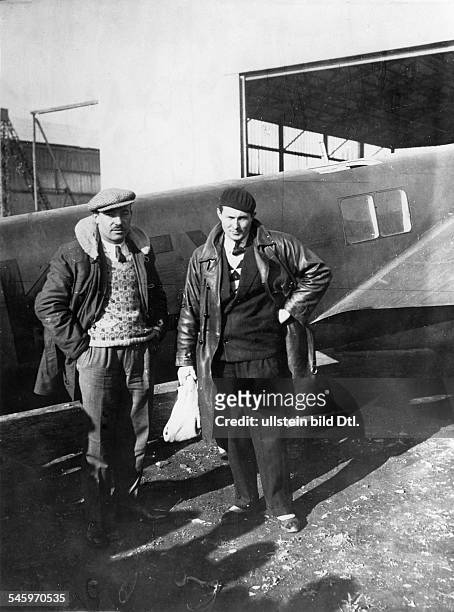 Mermoz, Jean Pilot, Frankreichmit Paillard vor ihrem Flugzeug auf dem Flughafen von Oran - 1931