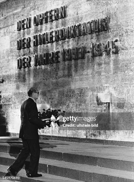 Giscard d'Estaing, Valèry *-Politiker, FrankreichStaatspraesident 1974-1981- Besuch in Berlin: Kranzniederlegung an der Gedenkstaette Ploetzensee -...