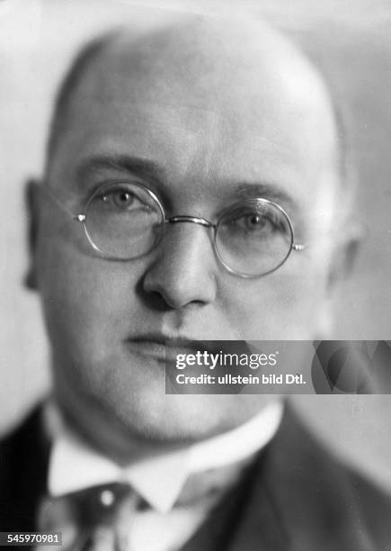 Hans Joachim Moser*25.05.1889-+Musikwissenschaftler, Komponist, Sänger, D1927-1933 Direktor der Staatlichen Akademie für Kirchen- und...