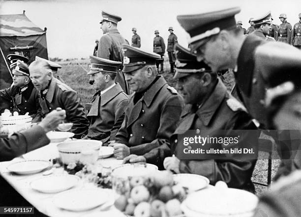 Adolf Hitler bei einem Essen aus derFeldküche mit Offizieren der deutschenWehrmacht in der Nähe von Karlsbad; nebenHitler nach links: die Generäle...